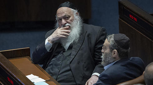 חברי הכנסת משה גפני ויצחק גולדקנופף במליאת הכנסת, יולי 2026