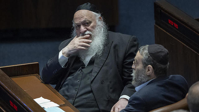 חברי הכנסת משה גפני ויצחק גולדקנופף במליאת הכנסת, יולי 2026