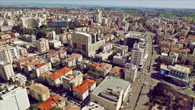 מבט מלמעלה על העיר ראשון לציון, ניתן לראות את מבנה העירייה