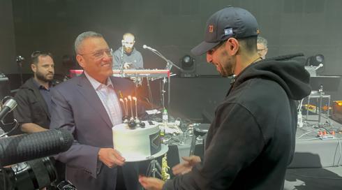 עם עוגה וברכות: ראש עיריית ירושלים ביקר בחזרה הגנרלית של עידן עמדי