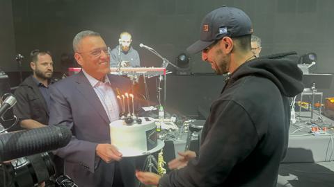 עידן עמדי עם משה ליאון בהיכל פיס ארנה ירושלים, הערב