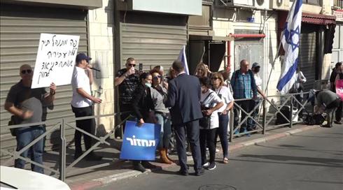 השר לביטחון הפנים עמר בר-לב על תקיפת העיתונאי מחוץ לביהמ"ש: "מדובר בשפל חדש אליו הידרדרנו"