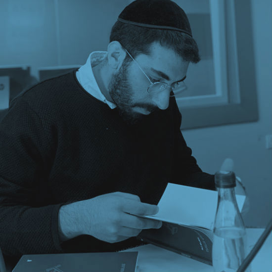 עדן אביטבול: "השירים הראשונים נכתבו בעזרת הנשים בישיבה. לא ידעתי שזו שירה"