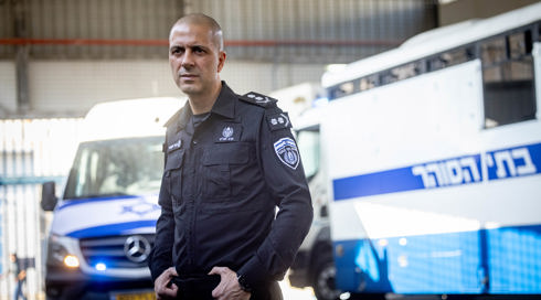 עורך הדין המייצג את נציב שירות בתי הסוהר: עיתוי ההודעה על העמדתו לדין מעורר שאלות