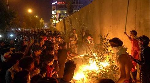 עיראק: 3 מפגינים שניסו להצית את הקונסוליה האיראנית נהרגו