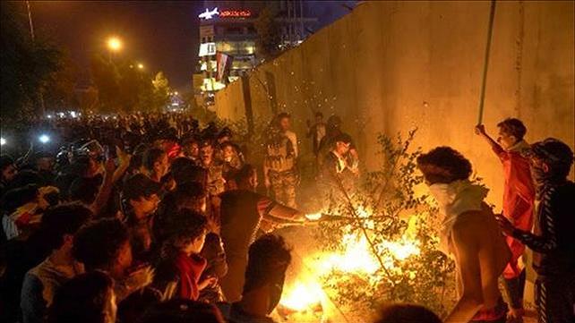מפגינים עיראקים בקונסוליה האיראנית במדינה 03.11.19