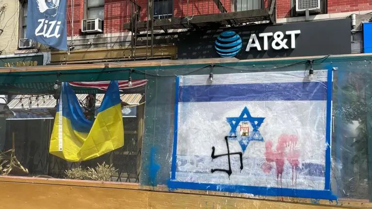 צלבי קרס מסעדה זיזי ניו יורק