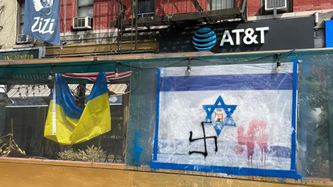 צלבי קרס מסעדה זיזי ניו יורק