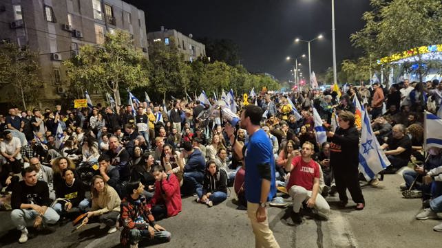 מפגינים בבאר שבע בעקבות פיטורי שר הביטחון