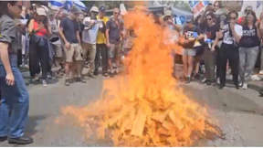 מדורה בהפגנה מול ביתו של בני גנץ