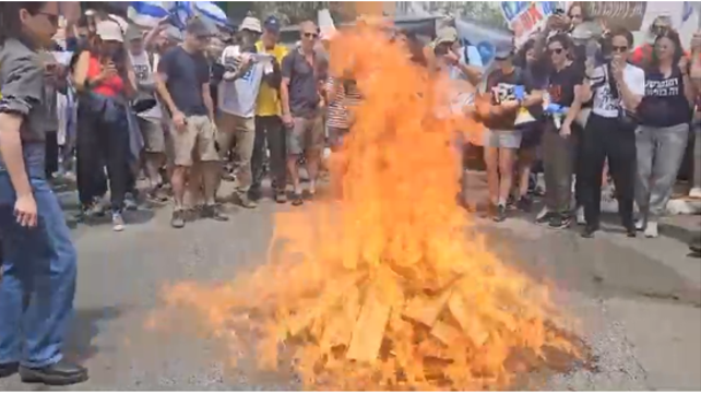 מדורה בהפגנה מול ביתו של בני גנץ