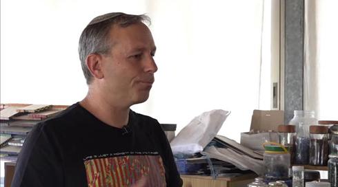 "גדלתי עם האומנות": חירש מלידה מבטא את עצמו דרך יצירות אמנות בפסיפס