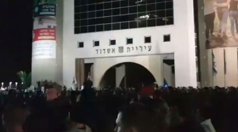 אלפים מפגינים באשדוד נגד סגירת עסקים בשבת: "אל תכפו עלינו"