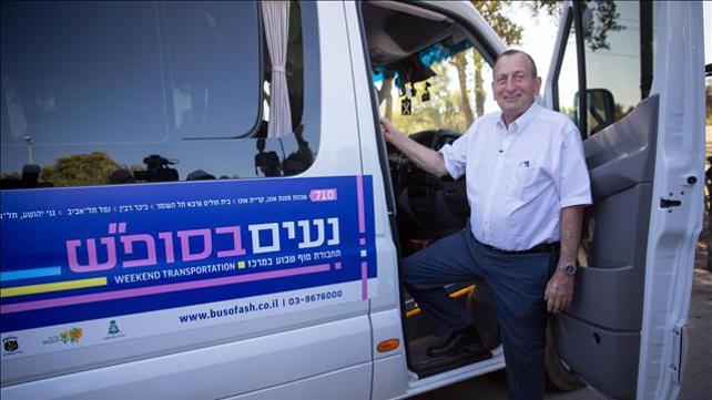 רון חולדאי ליד מיניבוס בשבת