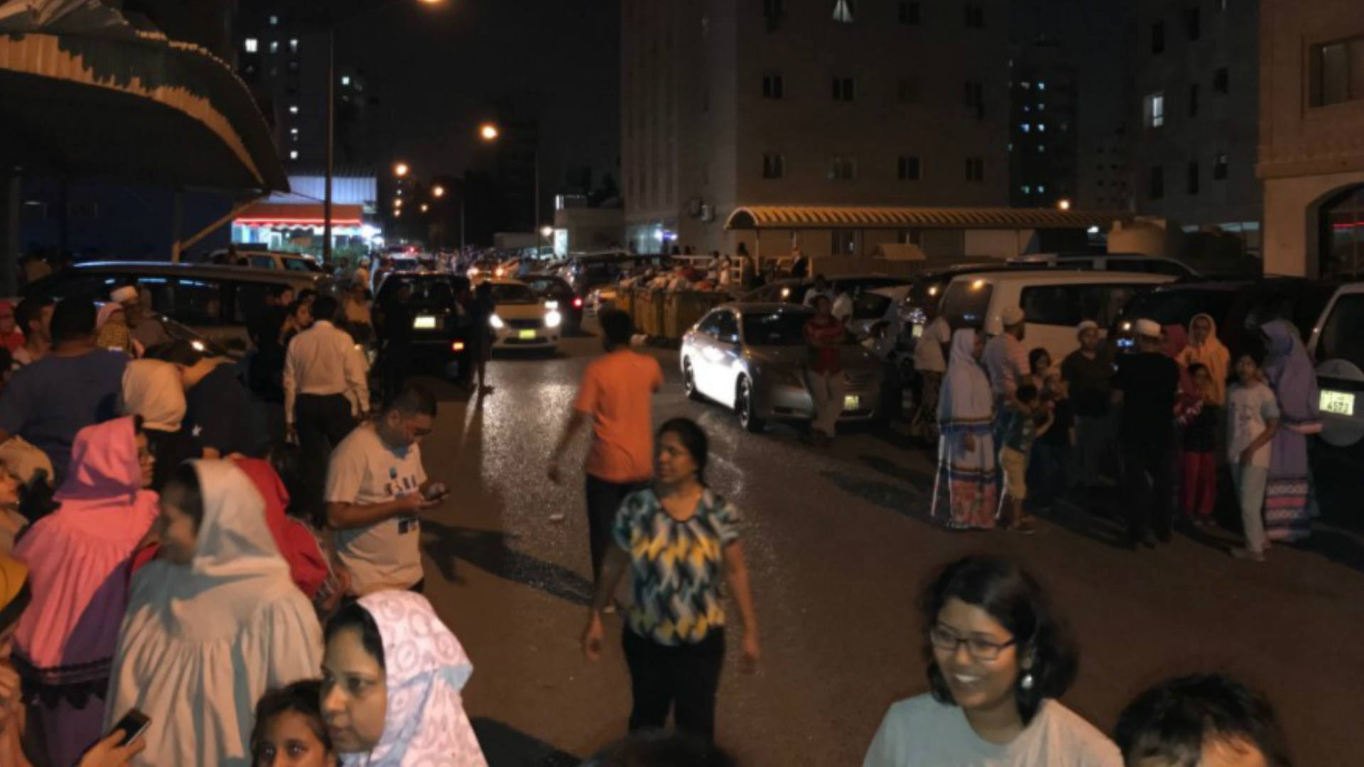 תושבים נמלטים בעקבות רעש האדמה בכווית