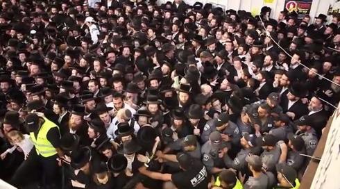 תיעוד מ-2015: החסידים קראו לעזרה, השוטרים לא יכלו לעבור בגלל הצפיפות