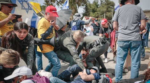 השופט על תיעוד המפגין שחשוד במעשה מגונה בשוטרת מג"ב: "קשה להבחין במגע"