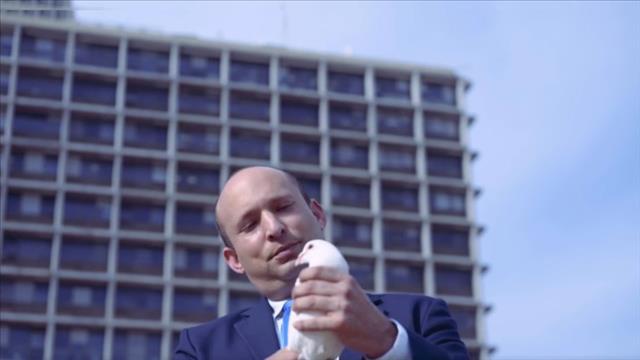 נפתלי בנט מחזיק יונה כחלק מהקמפיין ב-2019