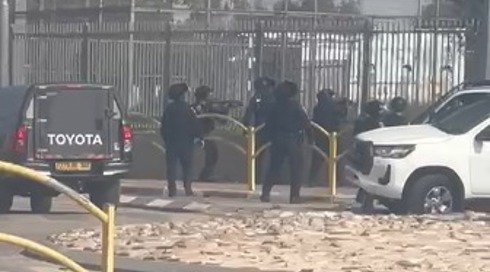 שוטרים ירו רימוני גז מדמיע לחצר בית ספר בתראבין: "בני 12-13 יידו אבנים"