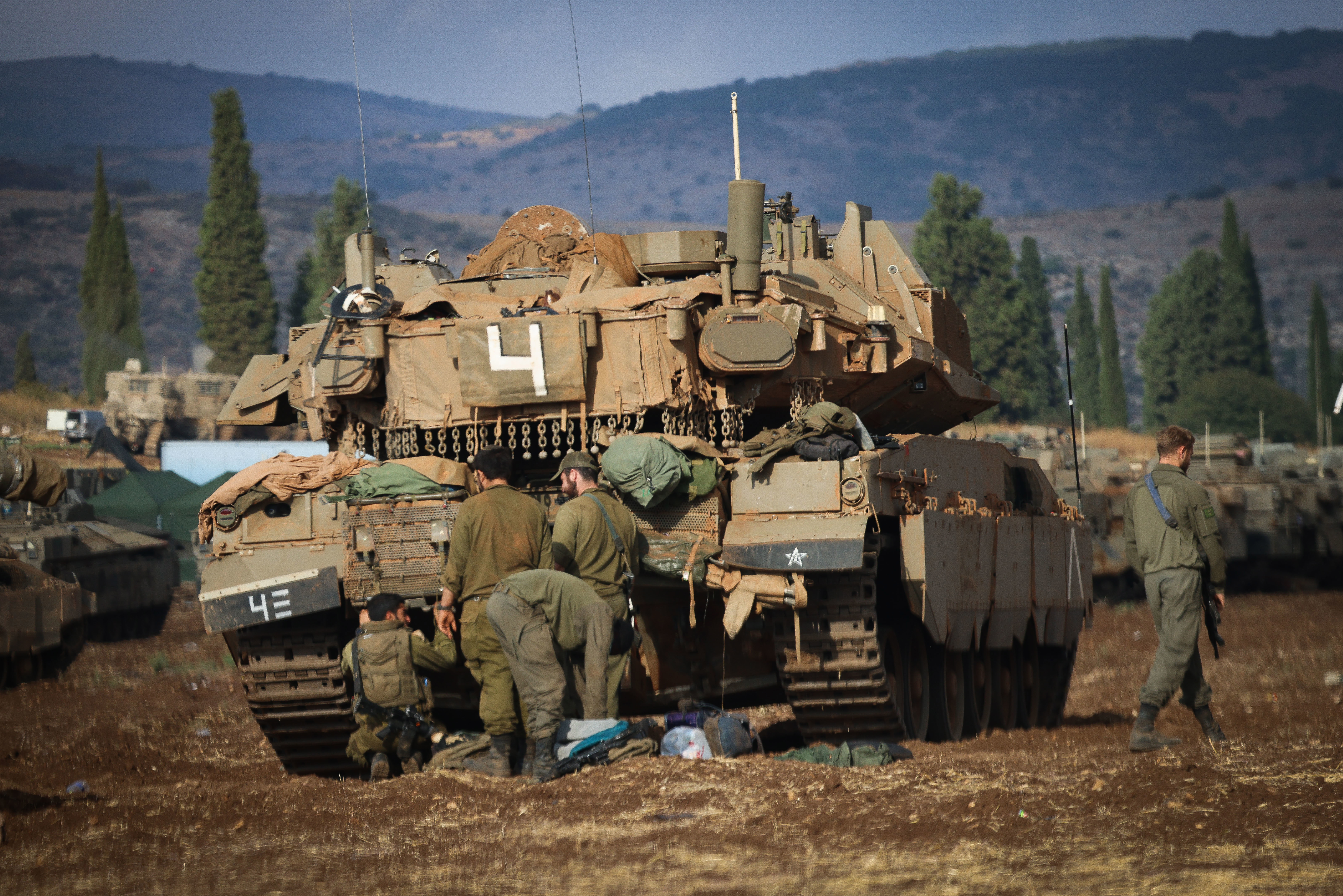 חיילים בשטח היערכות סמוך לגבול עם לבנון