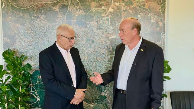 מבקר המדינה ונציב תלונות הציבור מתניהו אנגלמן וראש עיריית סחנין מאזן גנאים, בסחנין, 06.05.26