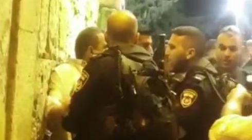 תיעוד: שוטרים תקפו בכיר בתנועה האסלאמית של רע״ם