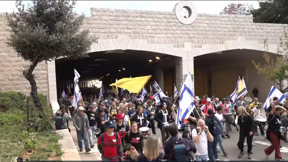 המונים הפגינו נגד הדחת היועמ"שית - ראשי המשק מאיימים בשביתה