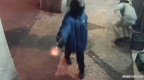 תיעוד הרצח בת"א: השליח עצר את האופניים והחל לירות מחוץ לקיוסק