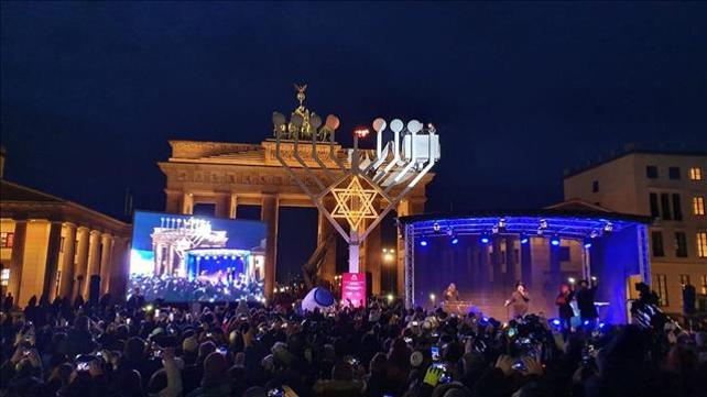 הדלקת נר ראשון של חנוכה בברלין