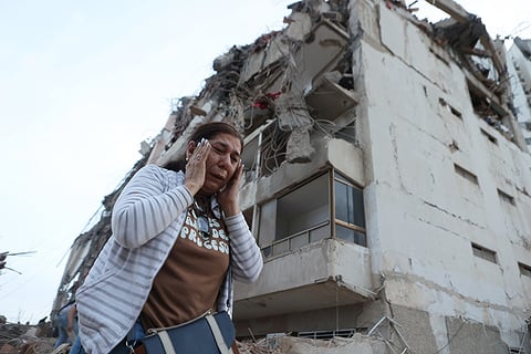 אישה ליד בניין שנהרס בונצואלה צילום: AP Photo/Pedro Mattey