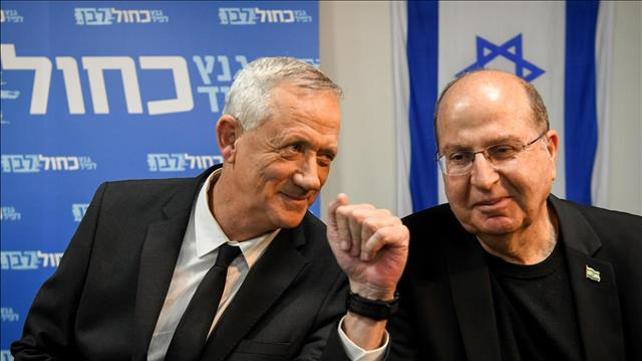 משה יעלון ובני גנץ במסיבת עיתונאים של כחול לבן, אפריל 2019