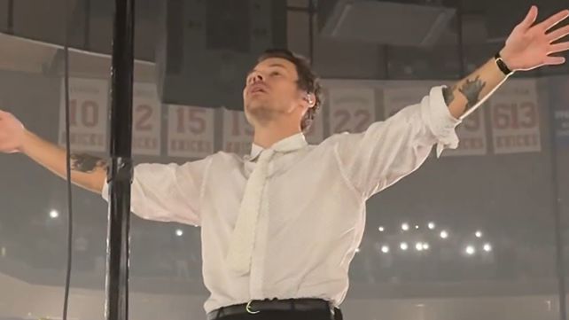 הארי סטיילס בהופעה במדיסון סקוור גארדן בניו יורק, לפנות בוקר