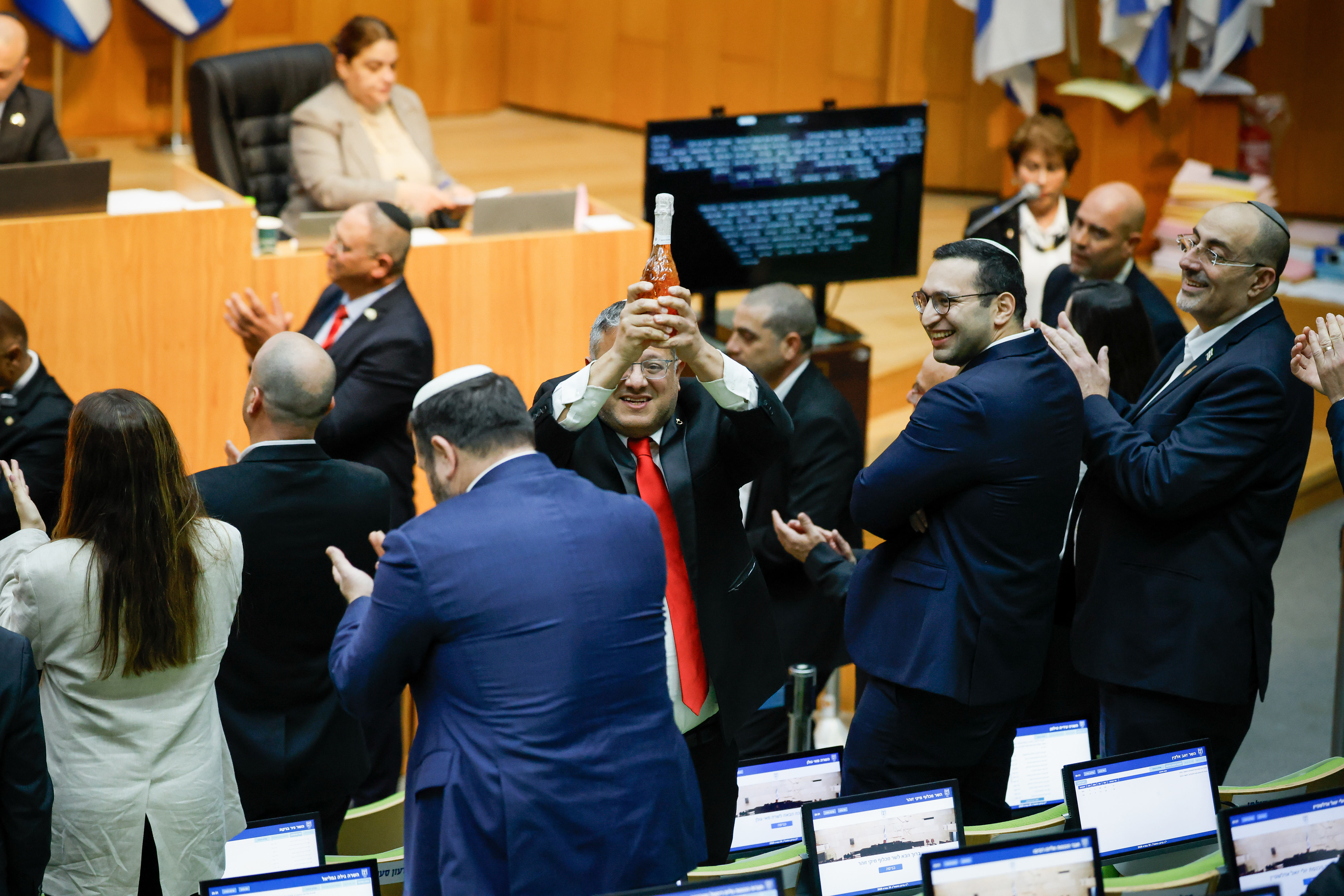 איתמר בן גביר מנסה לפתוח שמפניה לאחר אישור חוק עונש מוות למחבלים