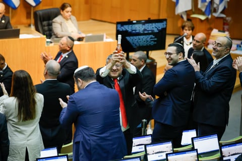 איתמר בן גביר מנסה לפתוח שמפניה לאחר אישור חוק עונש מוות למחבלים