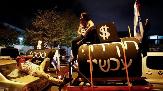 מפגינים נגד נתניהו שדורשים לחקור אותו בפרשת הצוללות מחוץ לבית המשפט העליון, 14.10.2020