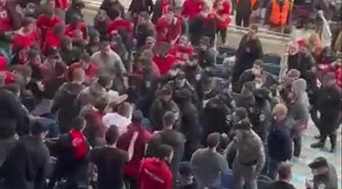 "השוטר הפיל, הצמיד אותי למכונית וחנק אותי": אוהד הפועל משחזר