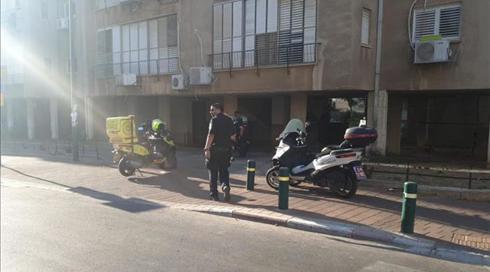 חשד: גבר נדחף מבניין בפתח תקווה, מצבו קשה