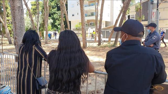 משפחת טקה במהלך סיור השופט בזירת הירי בסלומון - 23.6.2020