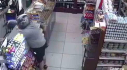 תוקפים עם חטיפים: הצעירים שנאבקו בשודד בדרך מקורית