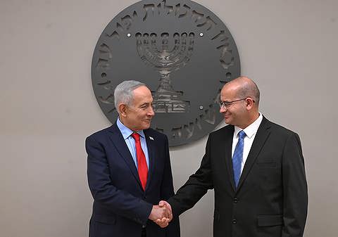 ראש המוסד הנכנס רומן גופמן עם ראש הממשלה בנימין נתניהו