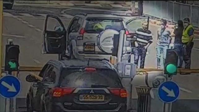 תיעוד: רגעיו האחרונים של הצעיר שדקר מאבטח בתל השומר 14.05.20