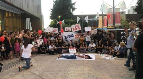 מחאת ההורים: כ-250 איש הפגינו בראש העין בעקבות ההתעללות בפעוטות (1)