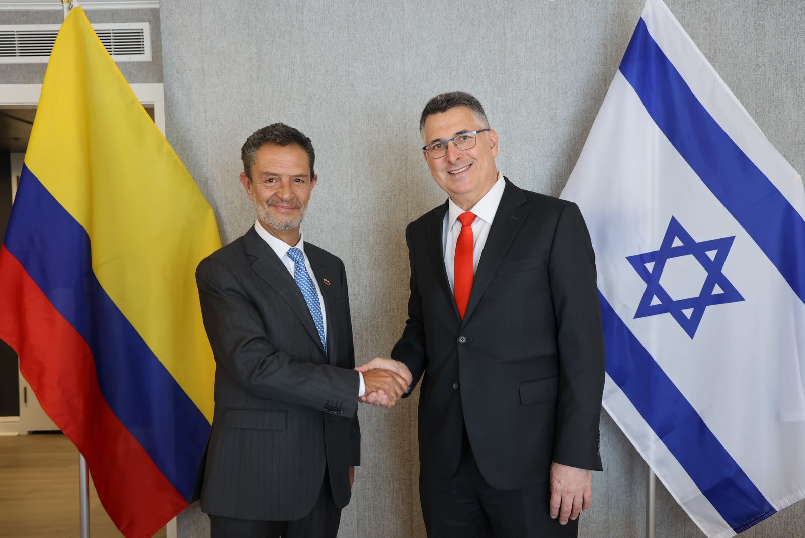 שר החוץ גדעון סער עם מקבילו הקולומביאני
