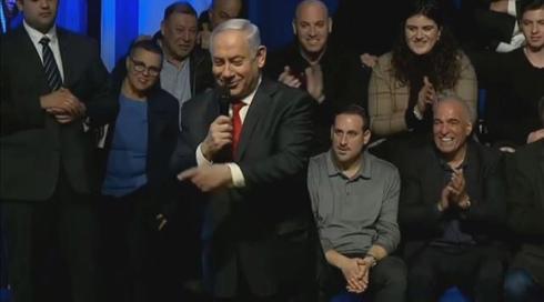 אישה השליכה חפץ בכנס בחירות של נתניהו – ונעצרה
