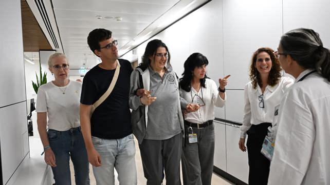 אליזבט צורקוב נפגשת עם משפחתה בבית החולים