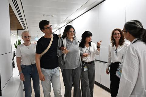 אליזבט צורקוב נפגשת עם משפחתה בבית החולים