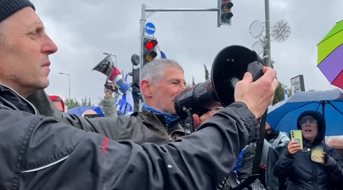 יאיר גולן הוטח אל הקרקע, מפגינים פוזרו במכת"זית: האלימות בהפגנה בירושלים