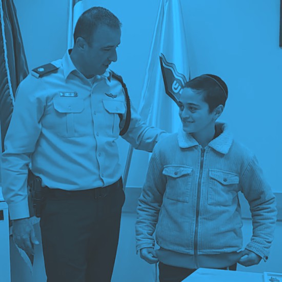 "ילד גיבור": מיכאל בן ה-12 הציל אישה שראה ברחוב מגבר שתקף אותה