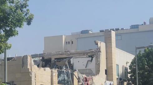 תיעוד: בניין בבני ברק נהרס בלי פינוי האזור וחלקו נפל על מדרכה