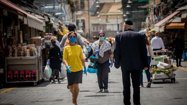 אנשים בשוק מחנה יהודה לאחר ההקלות בהסגר 19.04.20